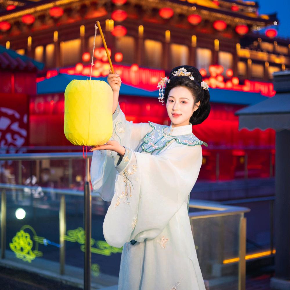 村里有个导游叫小芳