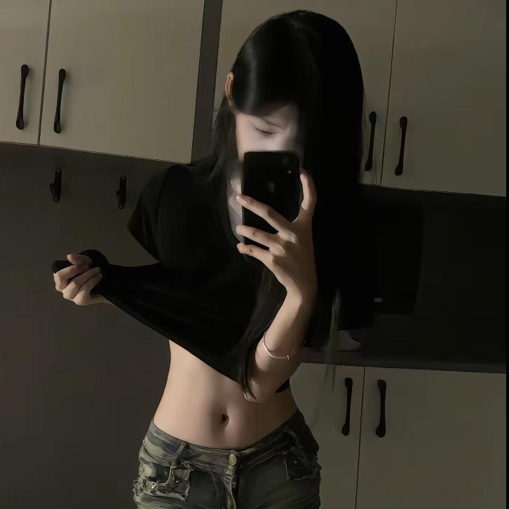 腼腆害羞的小男孩