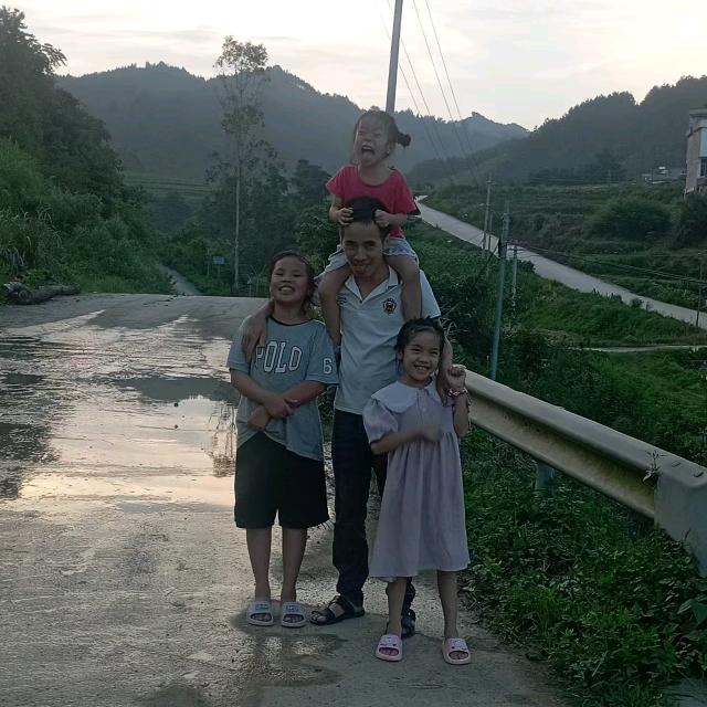 强哥和他的三个女儿