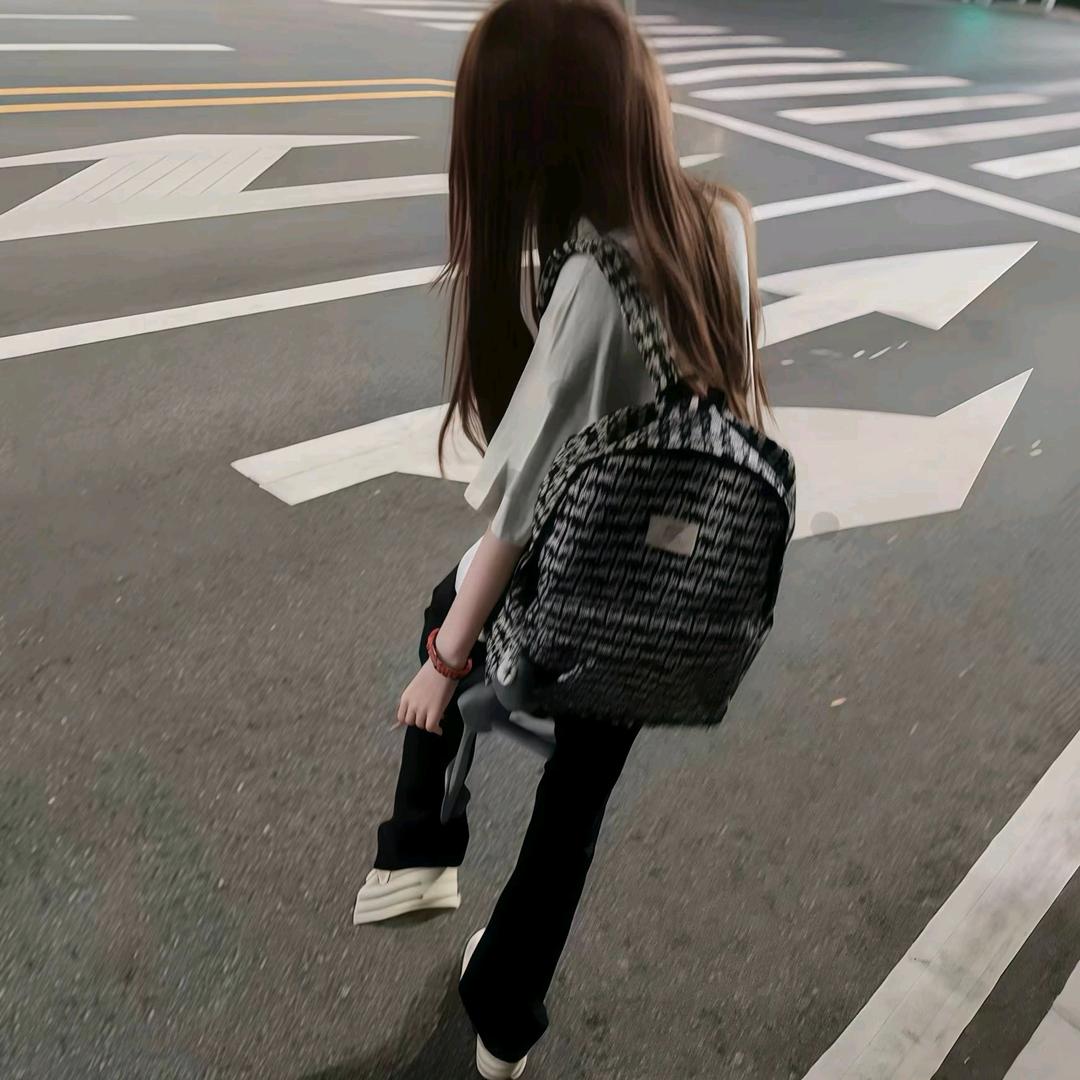 小 涵.