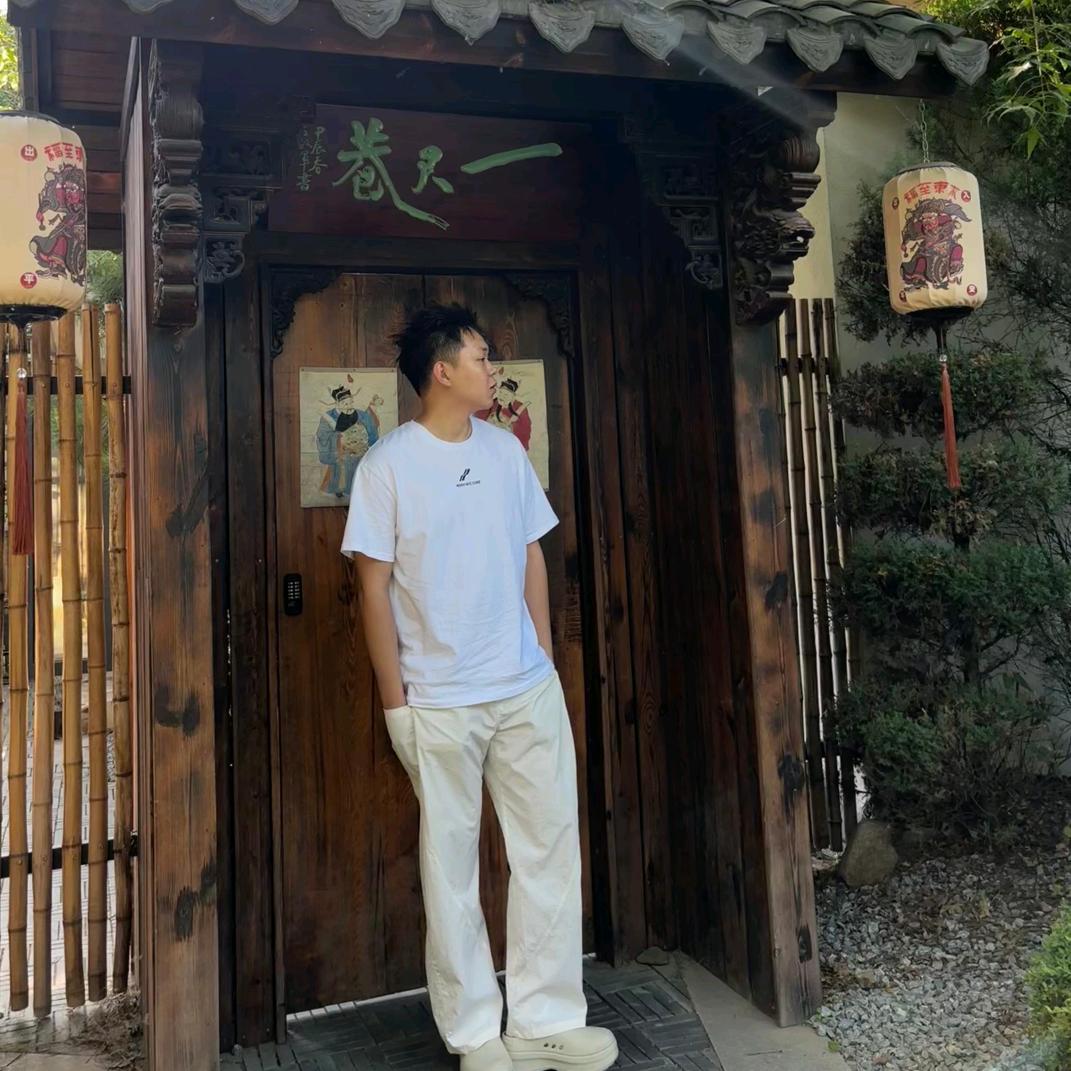 杨 阳 洋