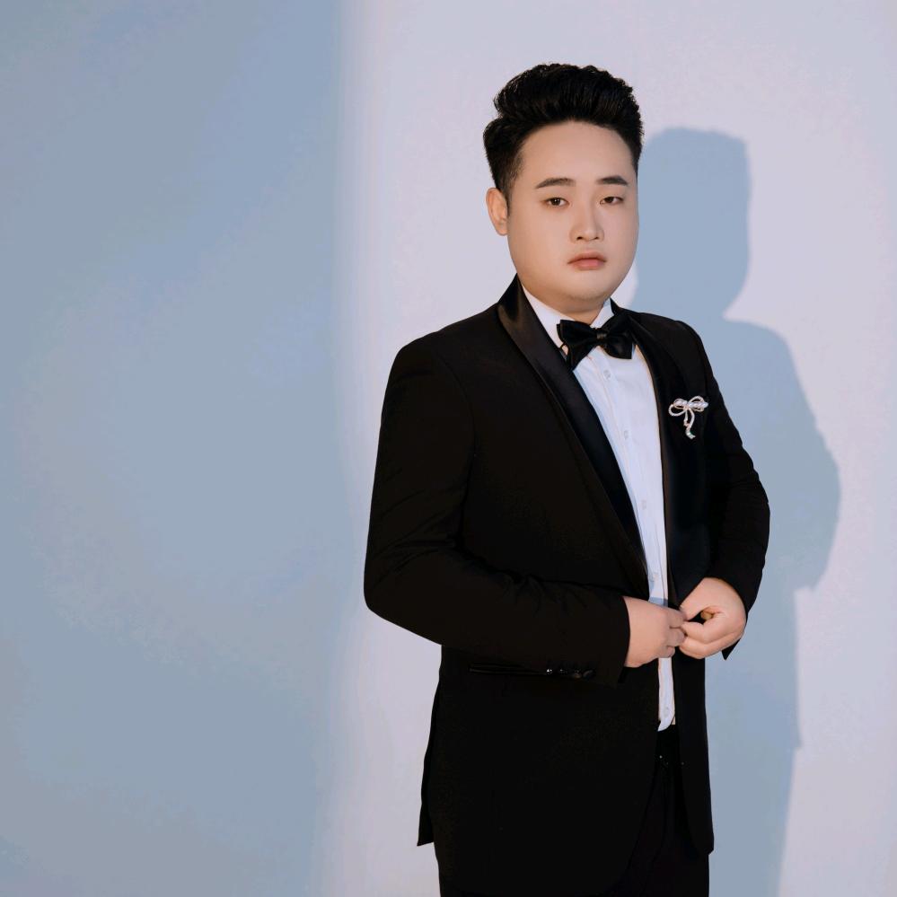 欧皇发型设计中心小峰哥。