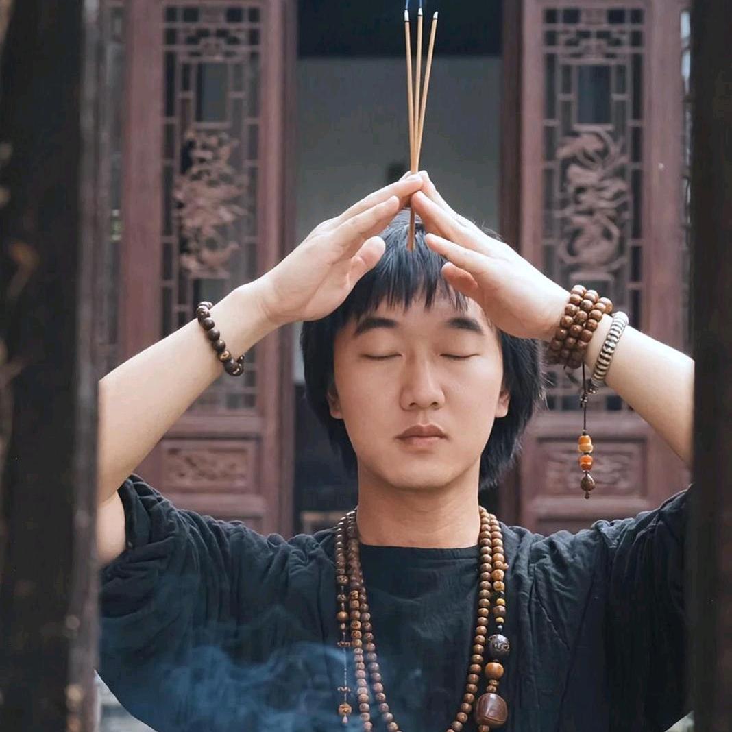 安静的美男子