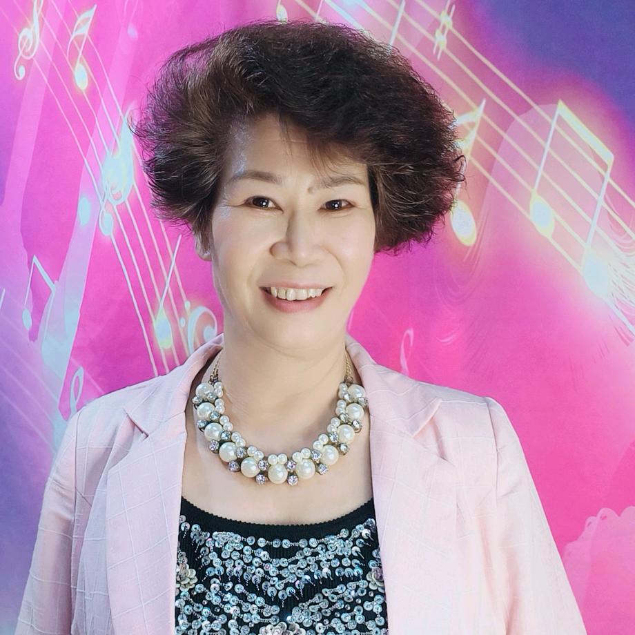 莫姐《君》演绎唱歌🎤