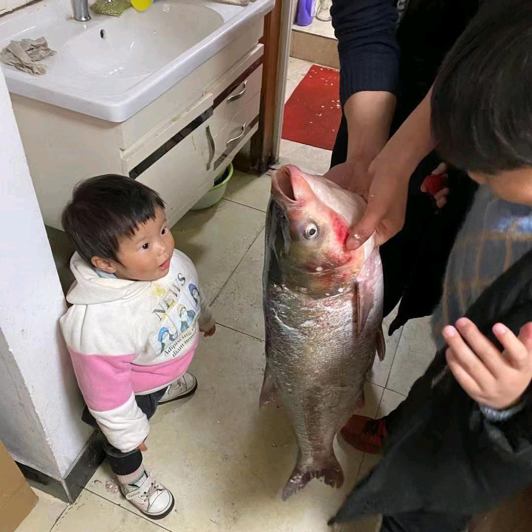 穿 迪确凉 的男人