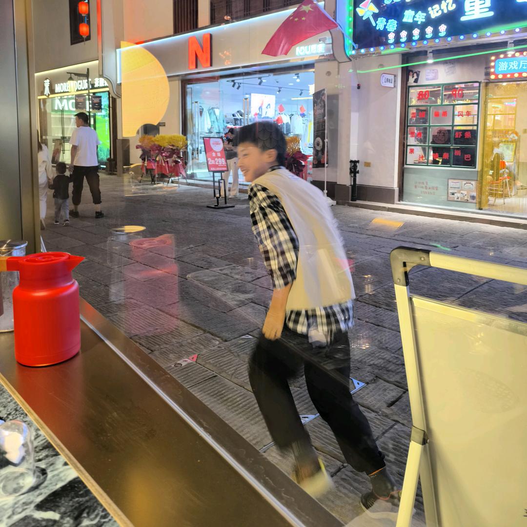 👨‍👩‍👦文文拍小球