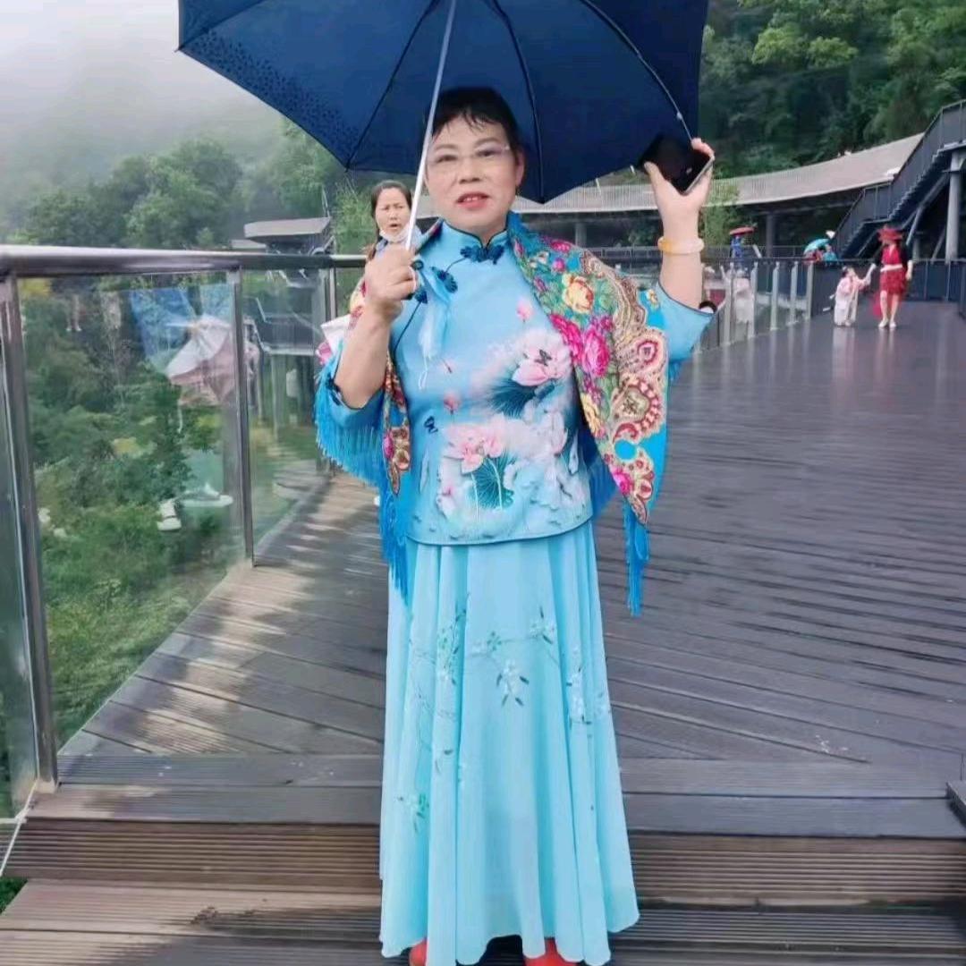 萍水相逄谭二姐。