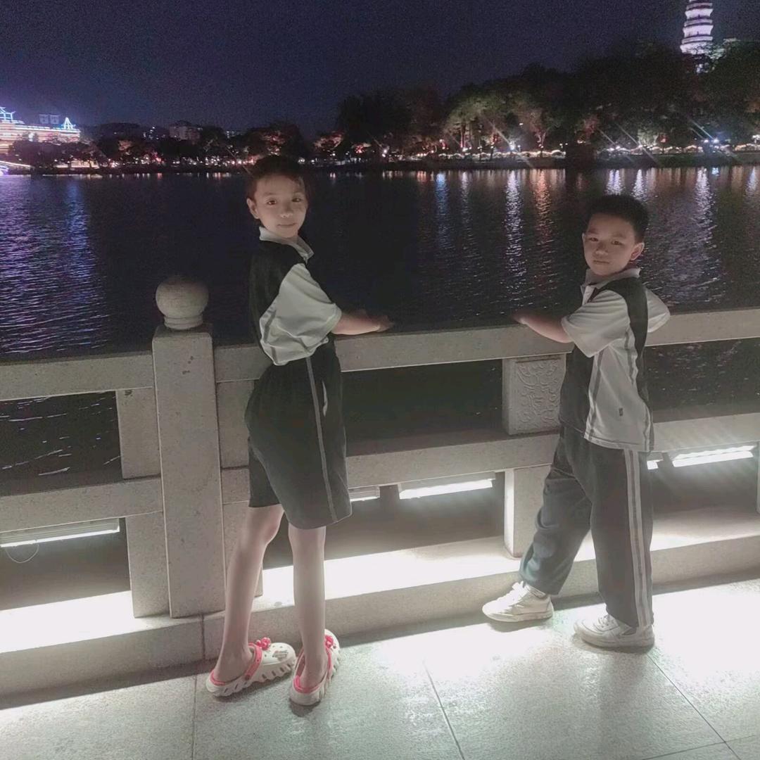 小灰同学
