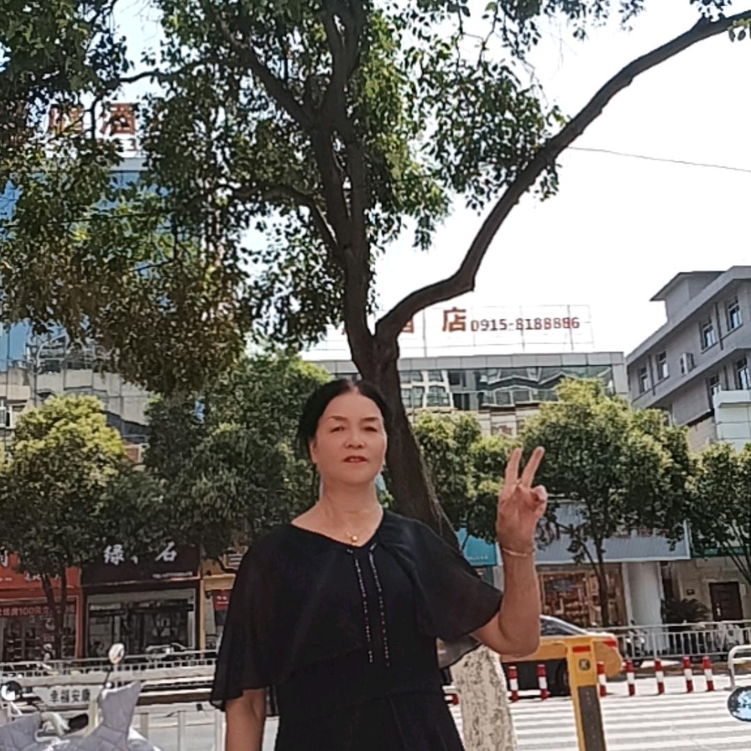 七十岁老阿姨二次创业勇闯世界加油