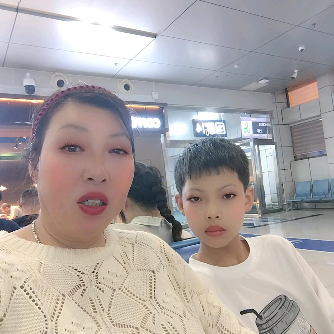 开心快乐每一天！🌺🌹🌷🌹