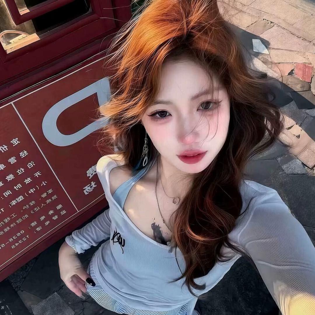 穿黑丝的性感大蟑螂