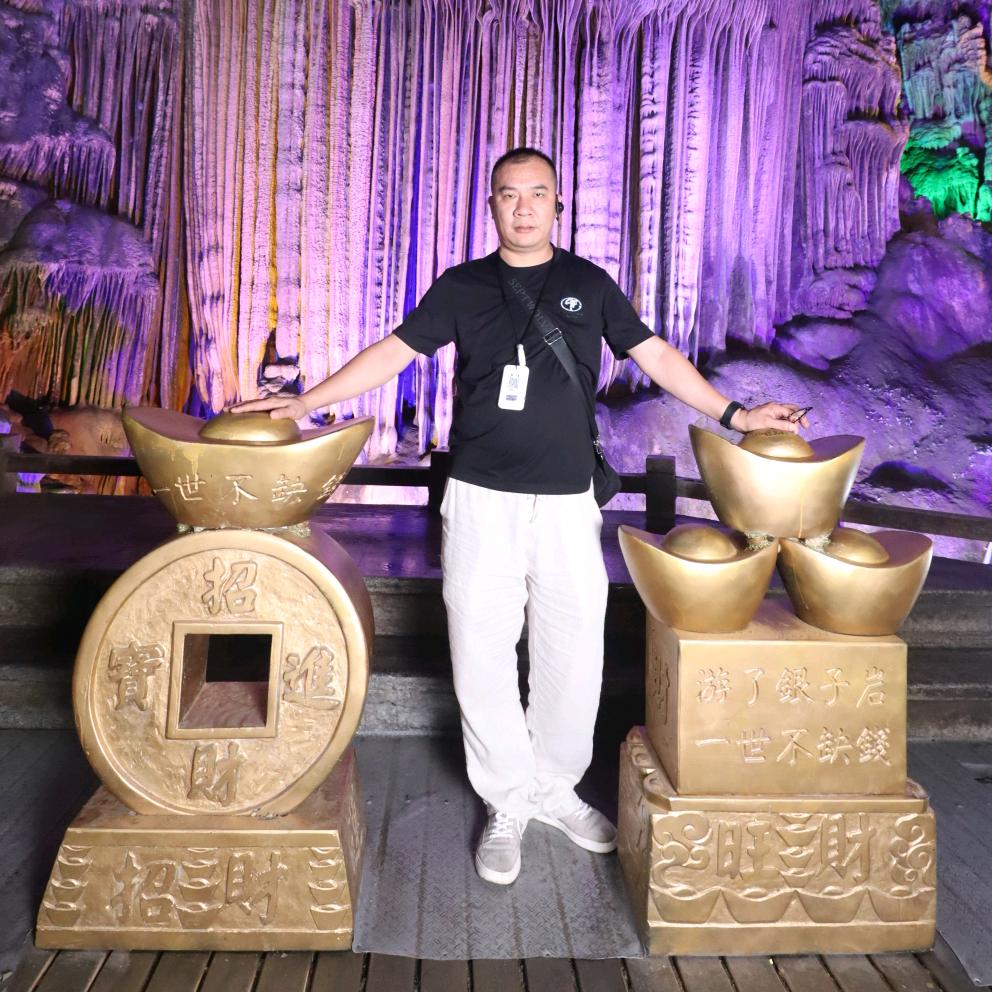 脉荣专业中老年服装
