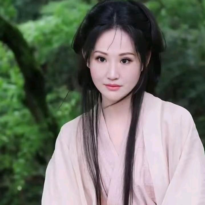 吹竖笛的小丫头