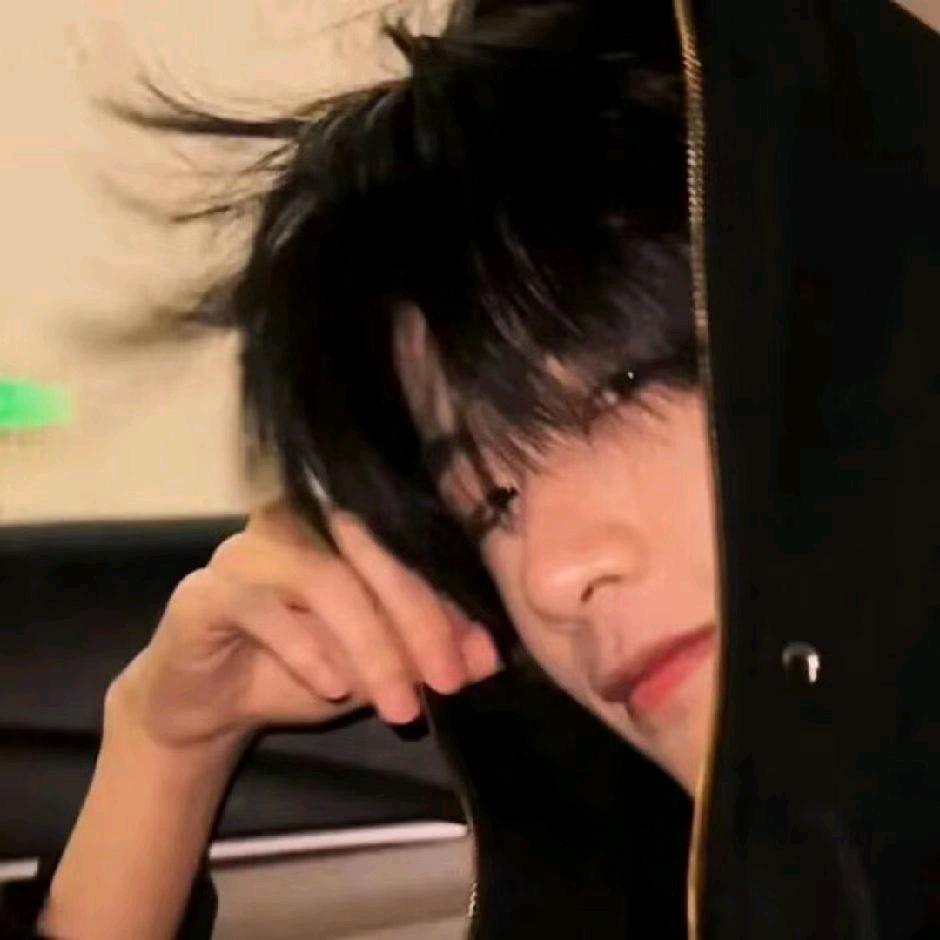 玫瑰藏于身后