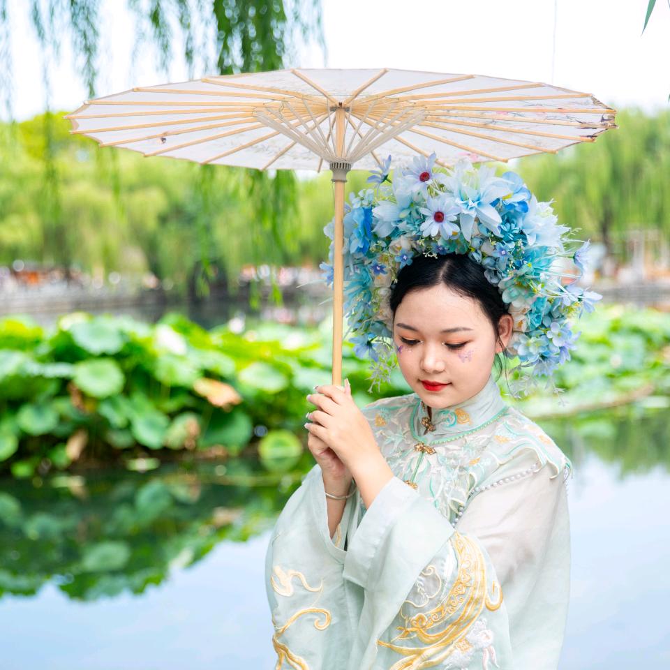 莲莲