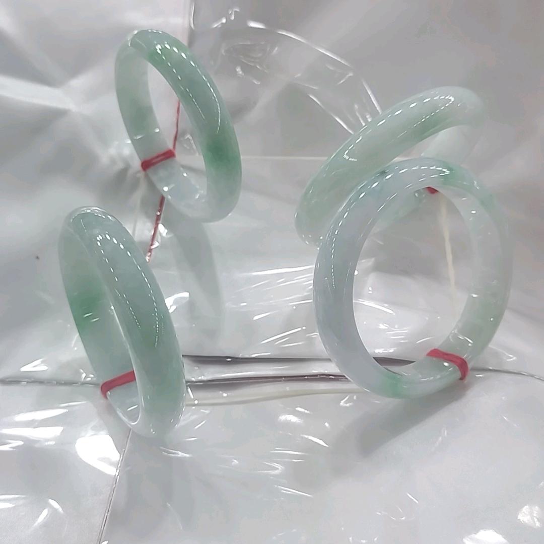 一个喜欢看热闹和不想管闲事的人