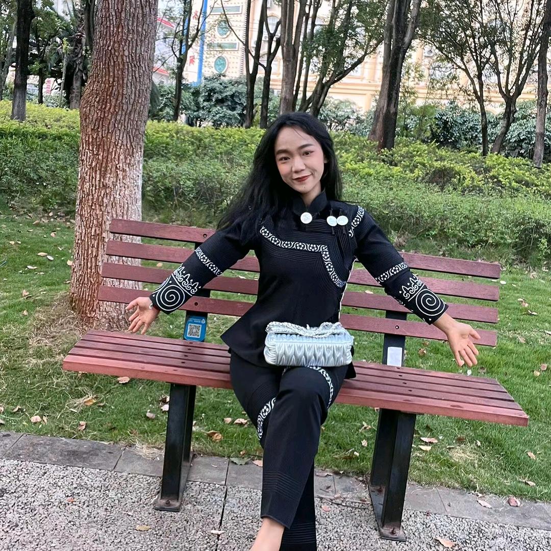 爱笑的小黑妹