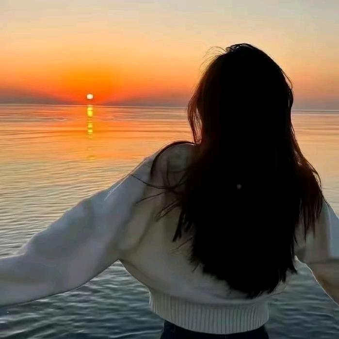 走路带风的女子