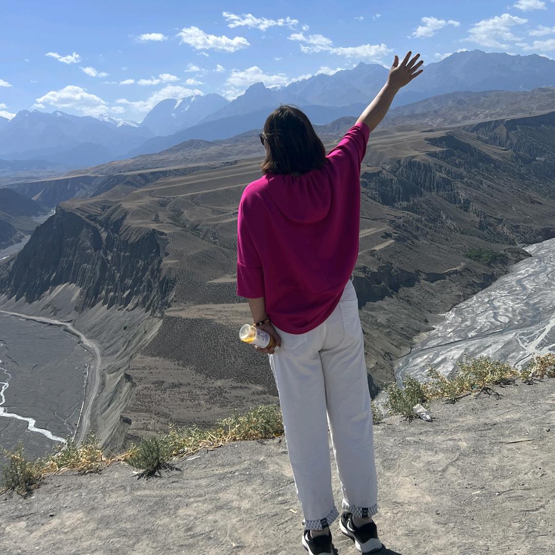 英子爱唱歌，橱窗里有好物