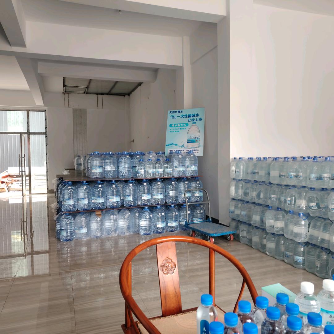 乌拉盖天然矿泉水