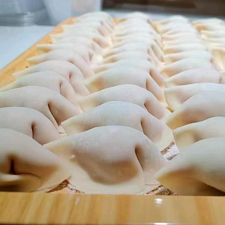 达州渠县万禄苑熊大爷现包饺子