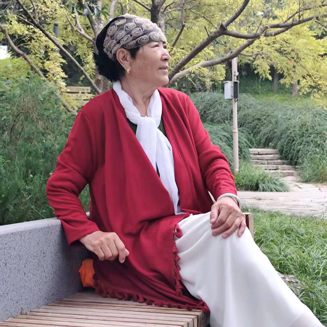 77岁老奶奶，君子兰