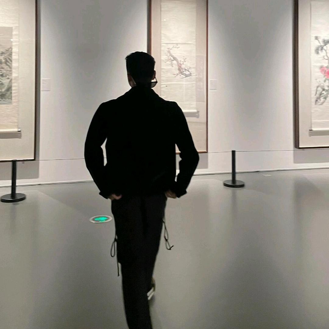 她只是经过