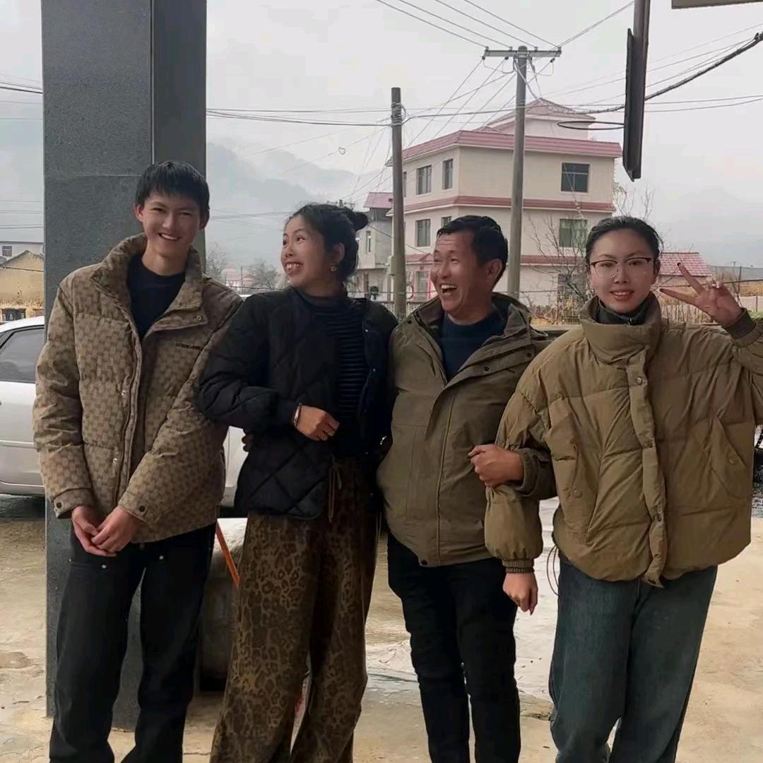 嫣然一笑。(请勿连赞)