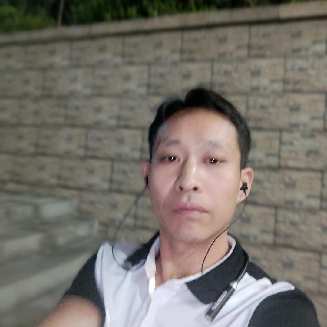 雨中奔跑的孩子。