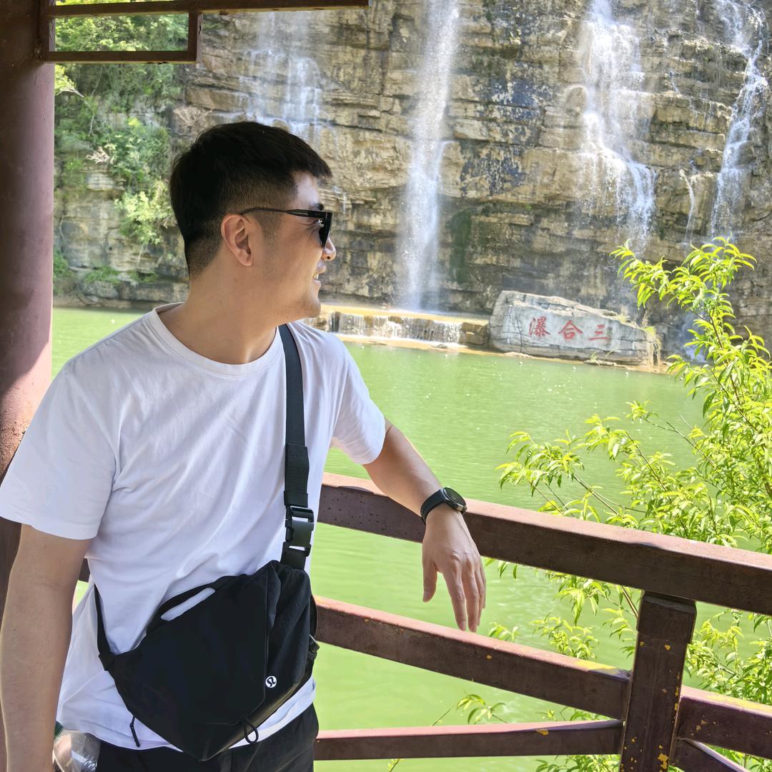 .   　　　　　╲   　　　༽  ╭