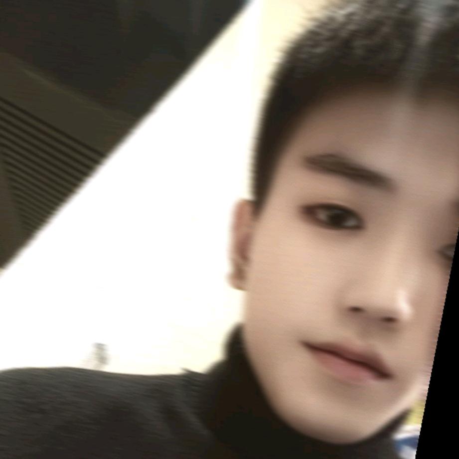 母蟑螂穿制服找猪猪侠约会