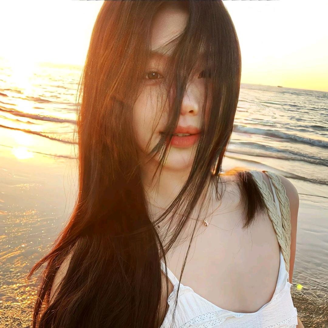 自由的猫咪在月光下吃冰激凌