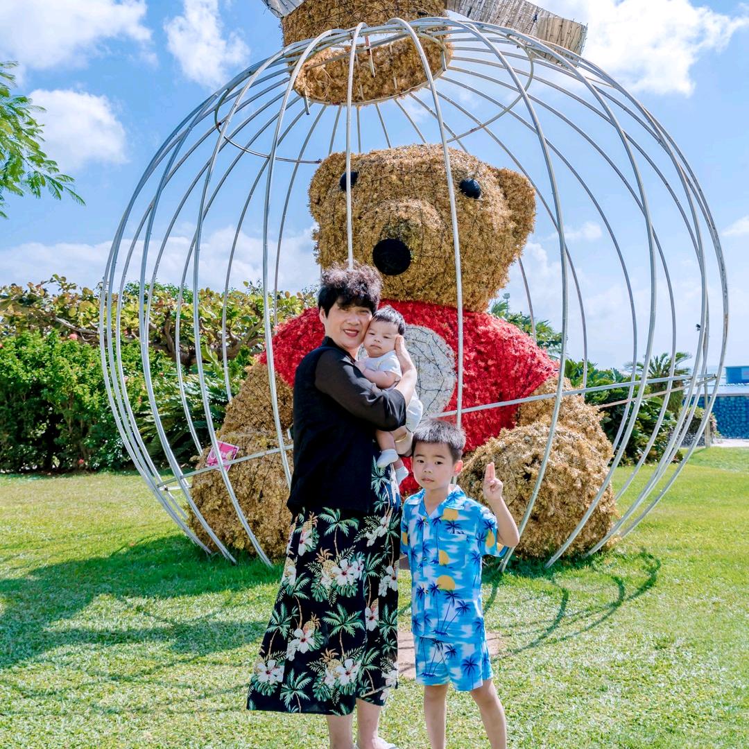 两个大孙子的奶奶