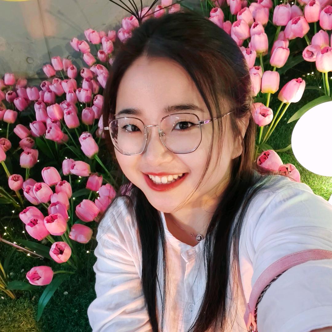 胡杨树下的女孩