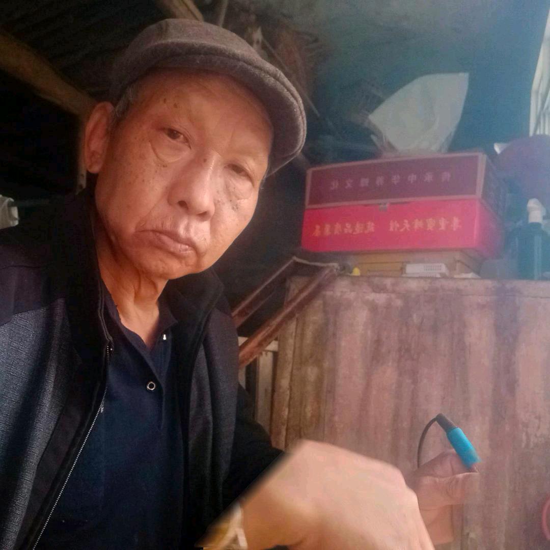 养蜂人:谢久哥是残疾