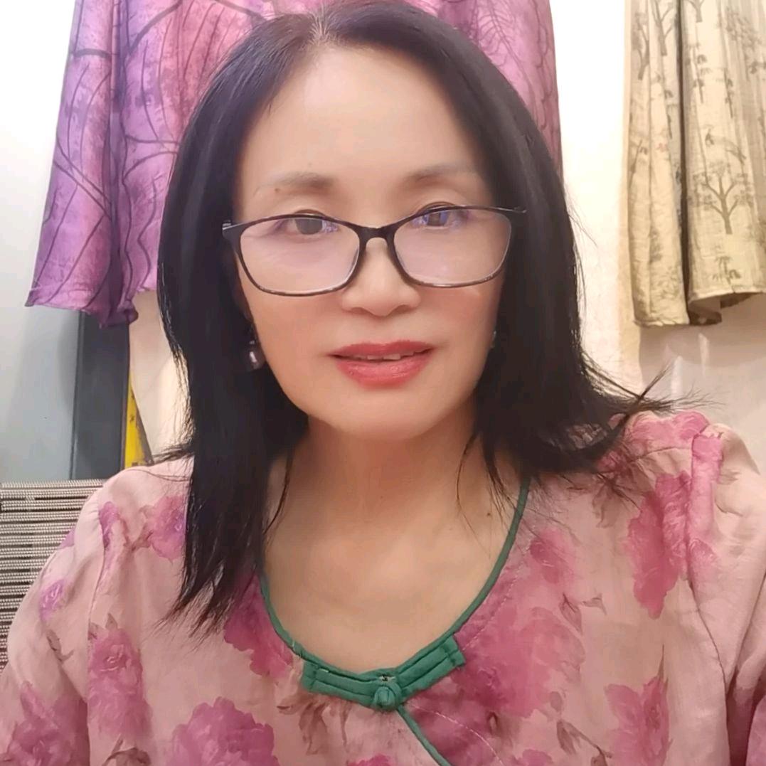 玲玲：汇龙大厦对面依品尚服装店