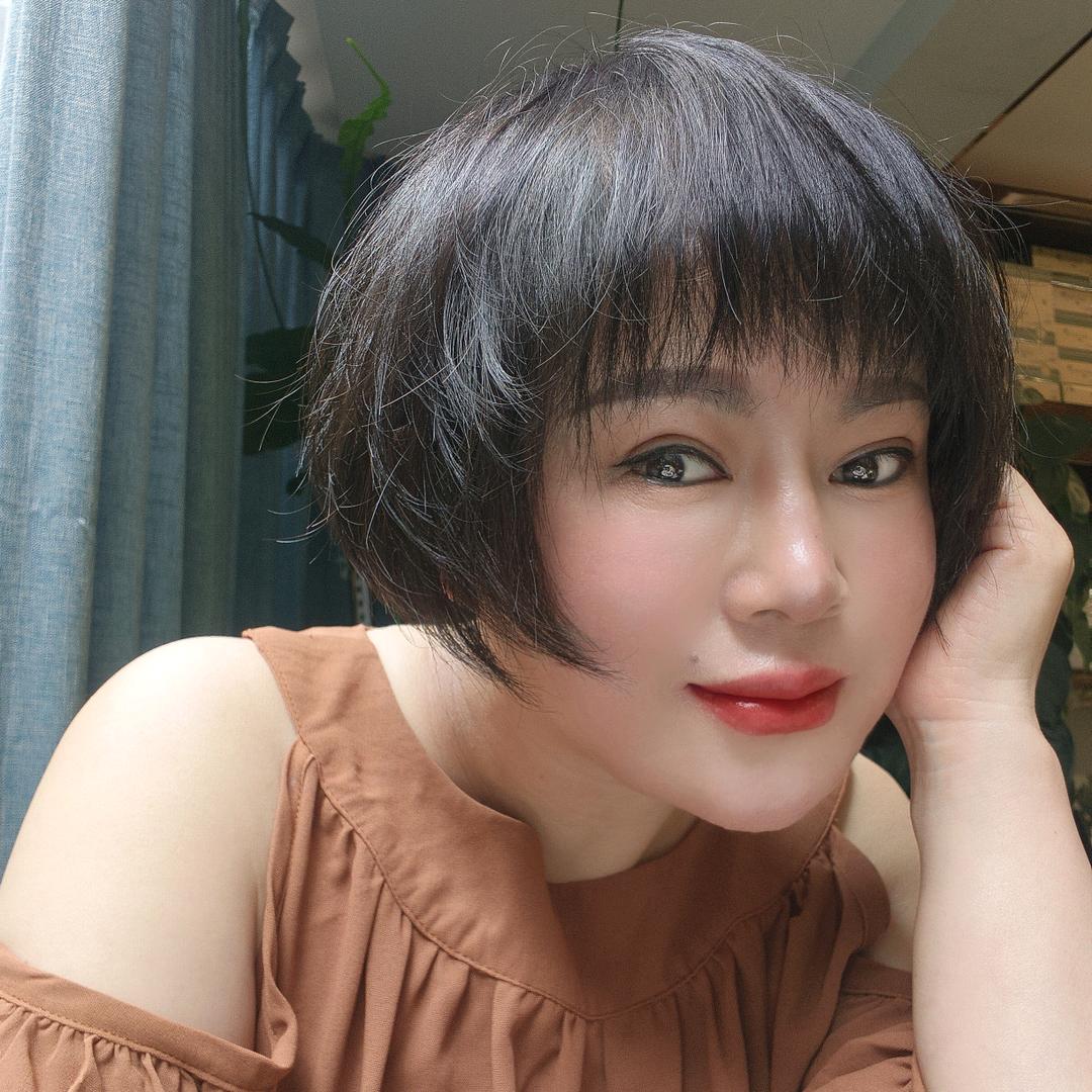 短发姑娘