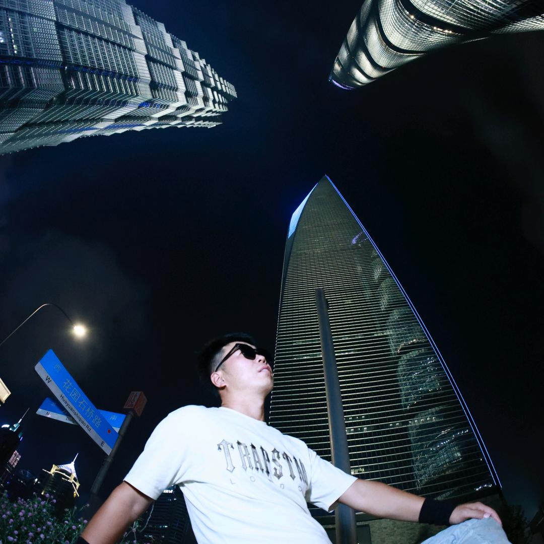 90后开挖机小哥