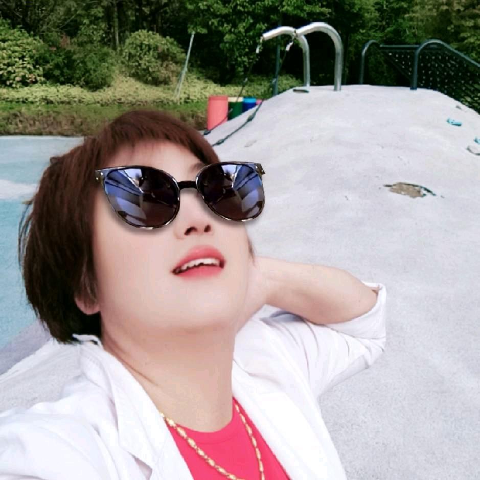 迷人的微笑于秋雅