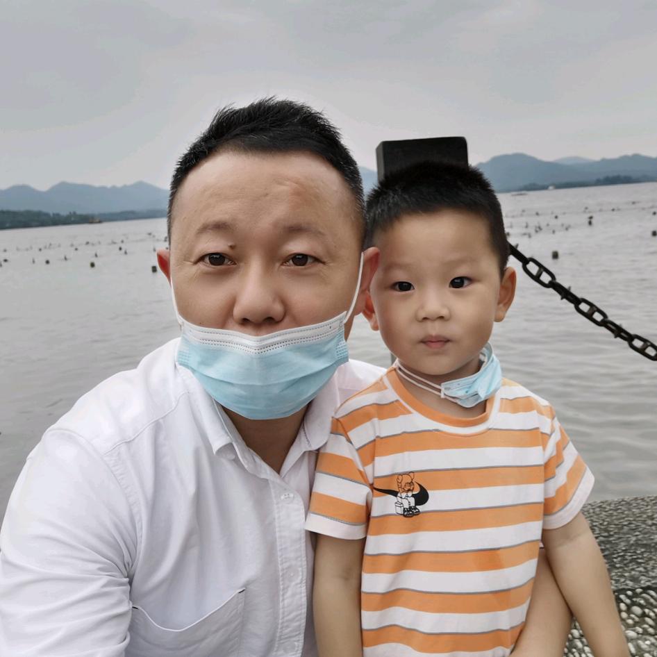 服装人阿东爱唱歌