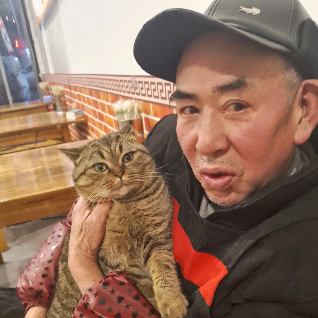 七十多岁的㬊老头