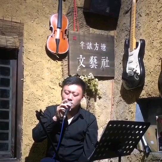小成，流行歌者