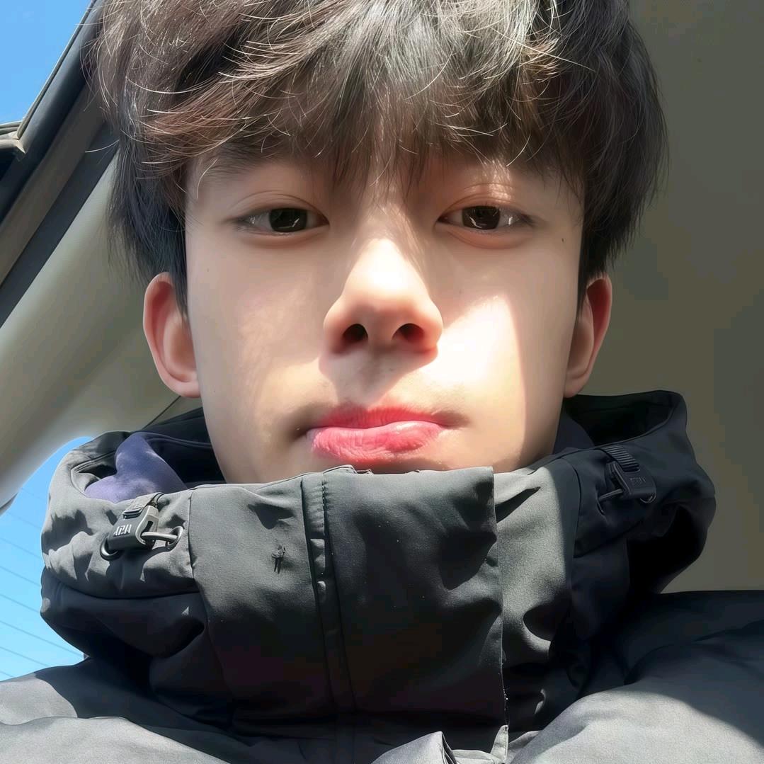 社恐内向害羞腼腆文静小男孩