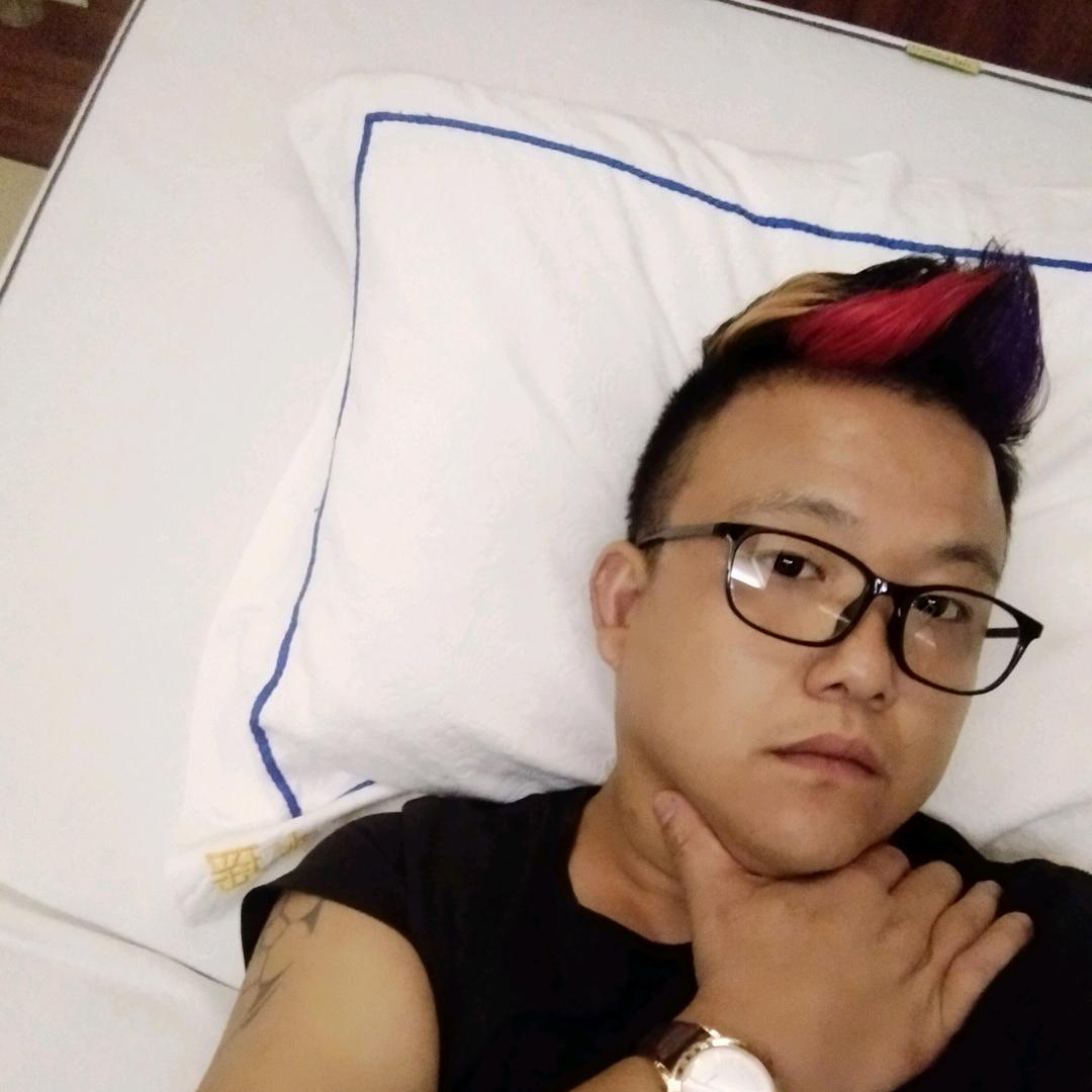 低下头吻你。。。