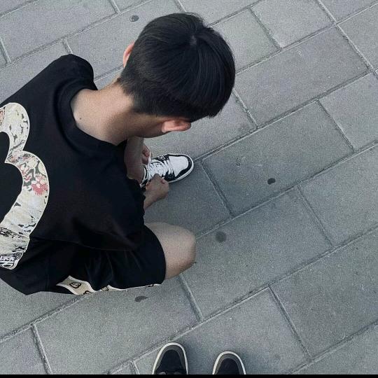 记住小何