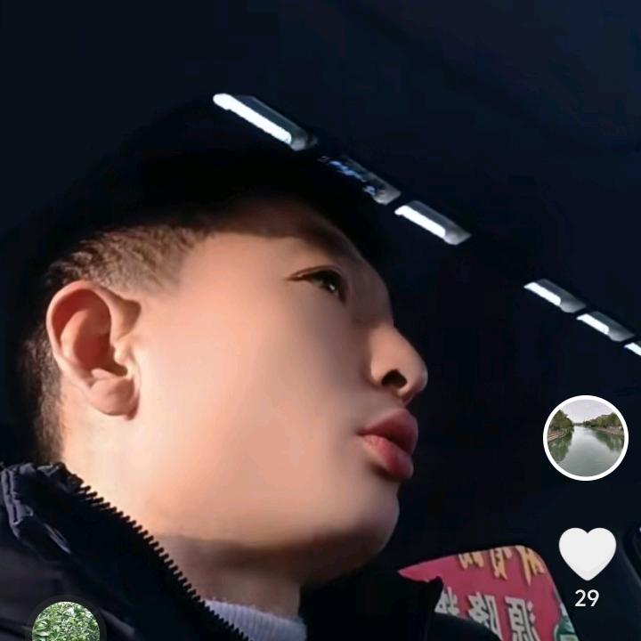 开着大奔捡破烂