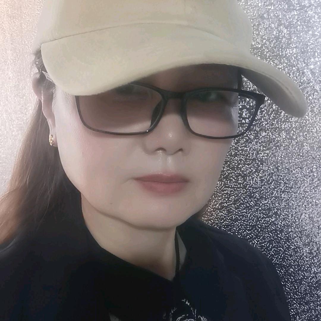 八月的红。