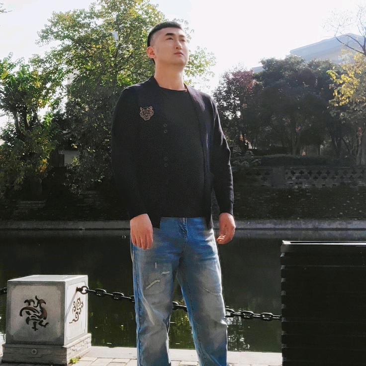 梁城军军（负债前行）