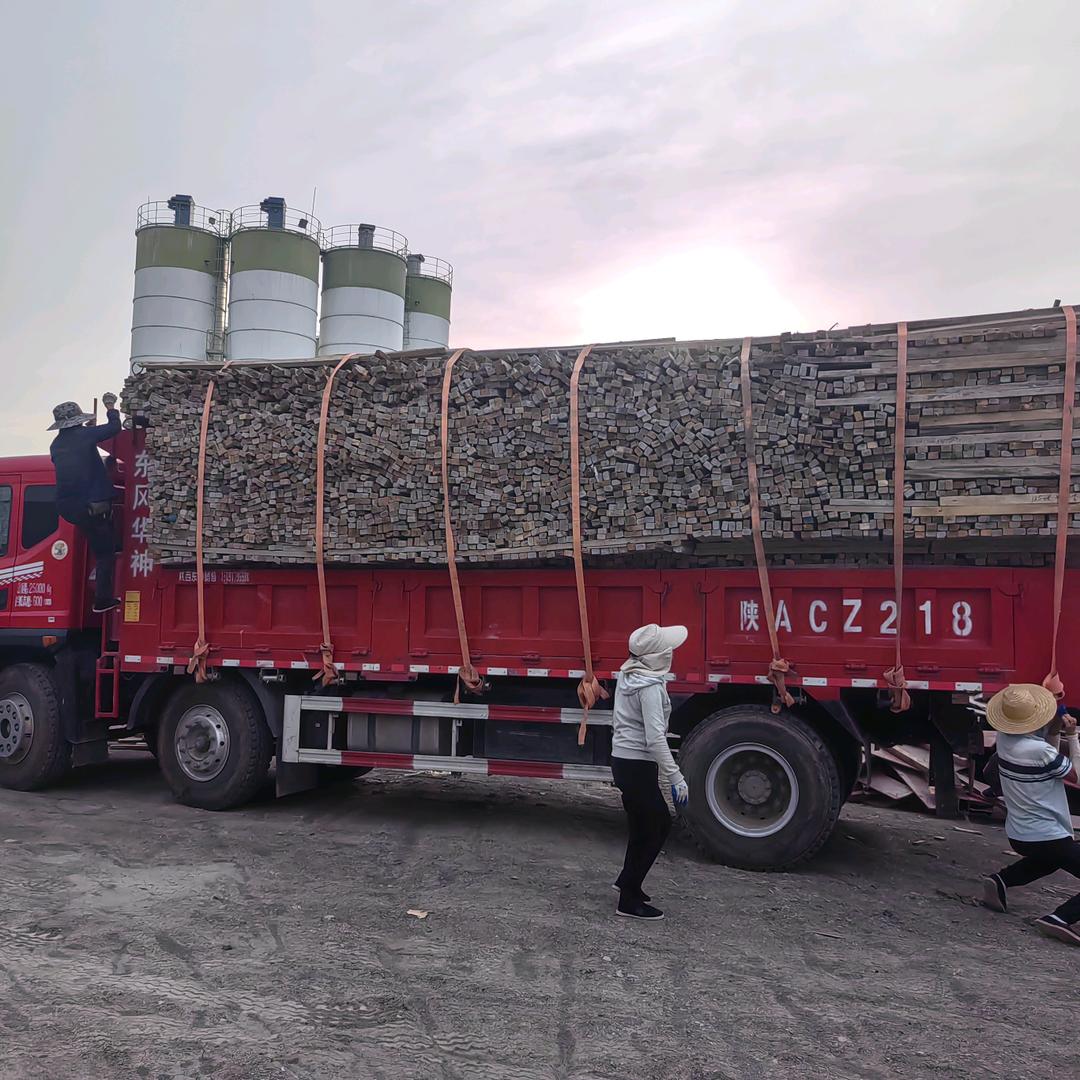 回收旧方木模板废料，大量出售新方木模板。