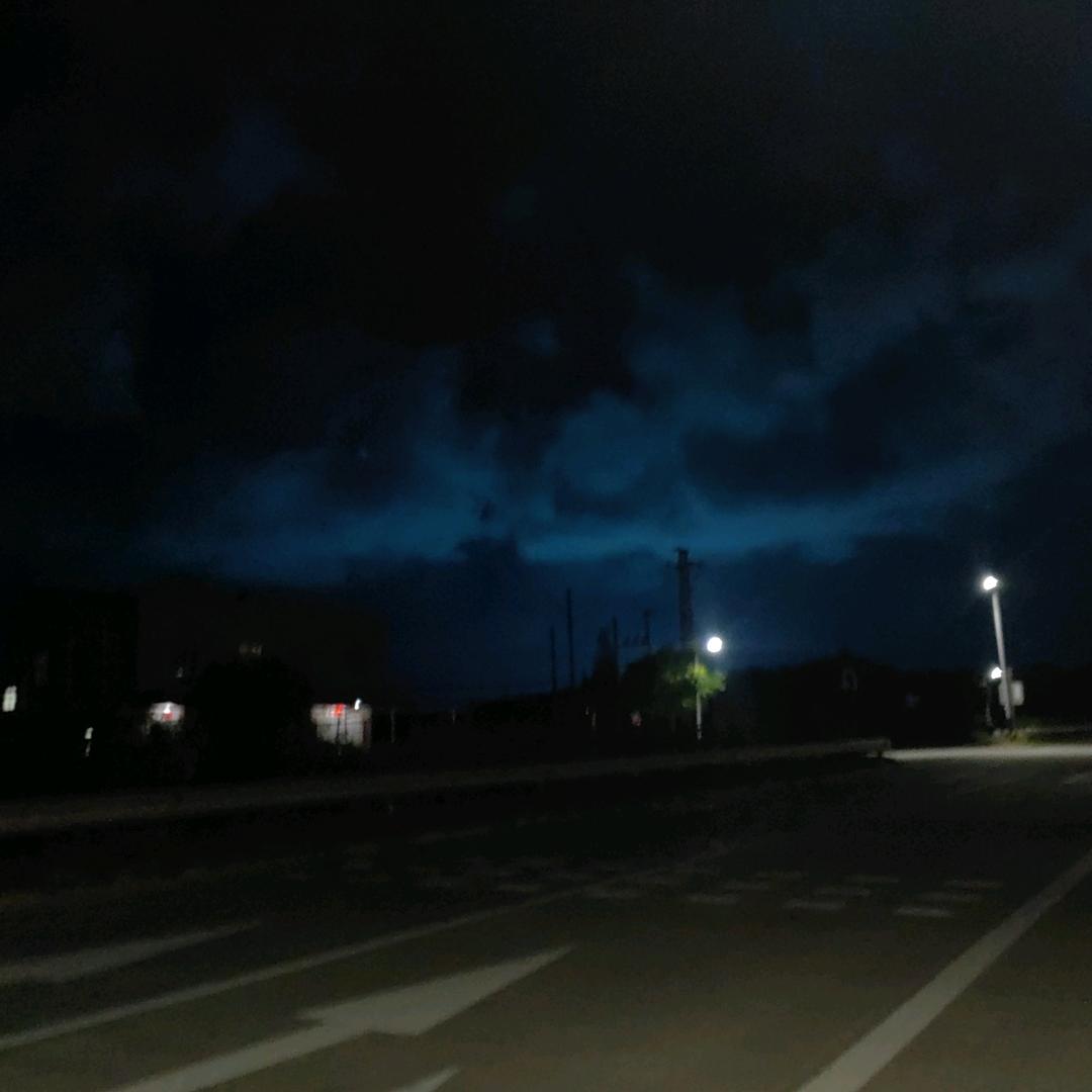 红绿灯路口等你右转